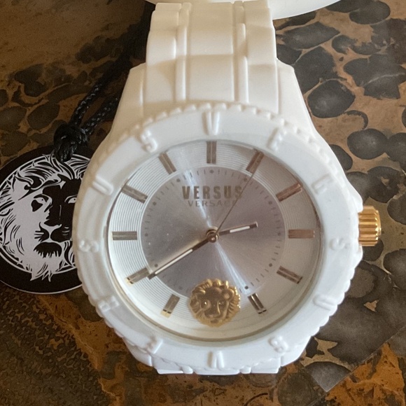 NWOT VERSACE VERSUS UNISEX WATCH WITH ORIGINAL VESACE CASE - Picture 1 of 14